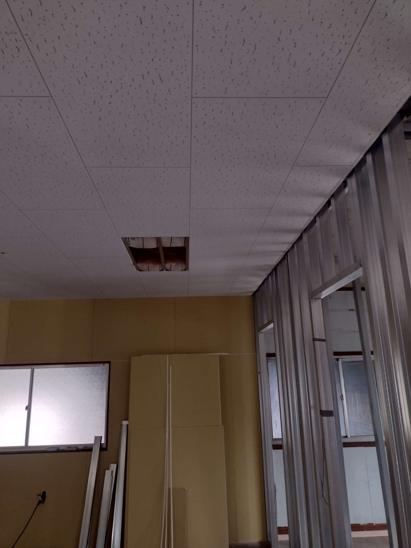 天井はジプトーンの補修です。