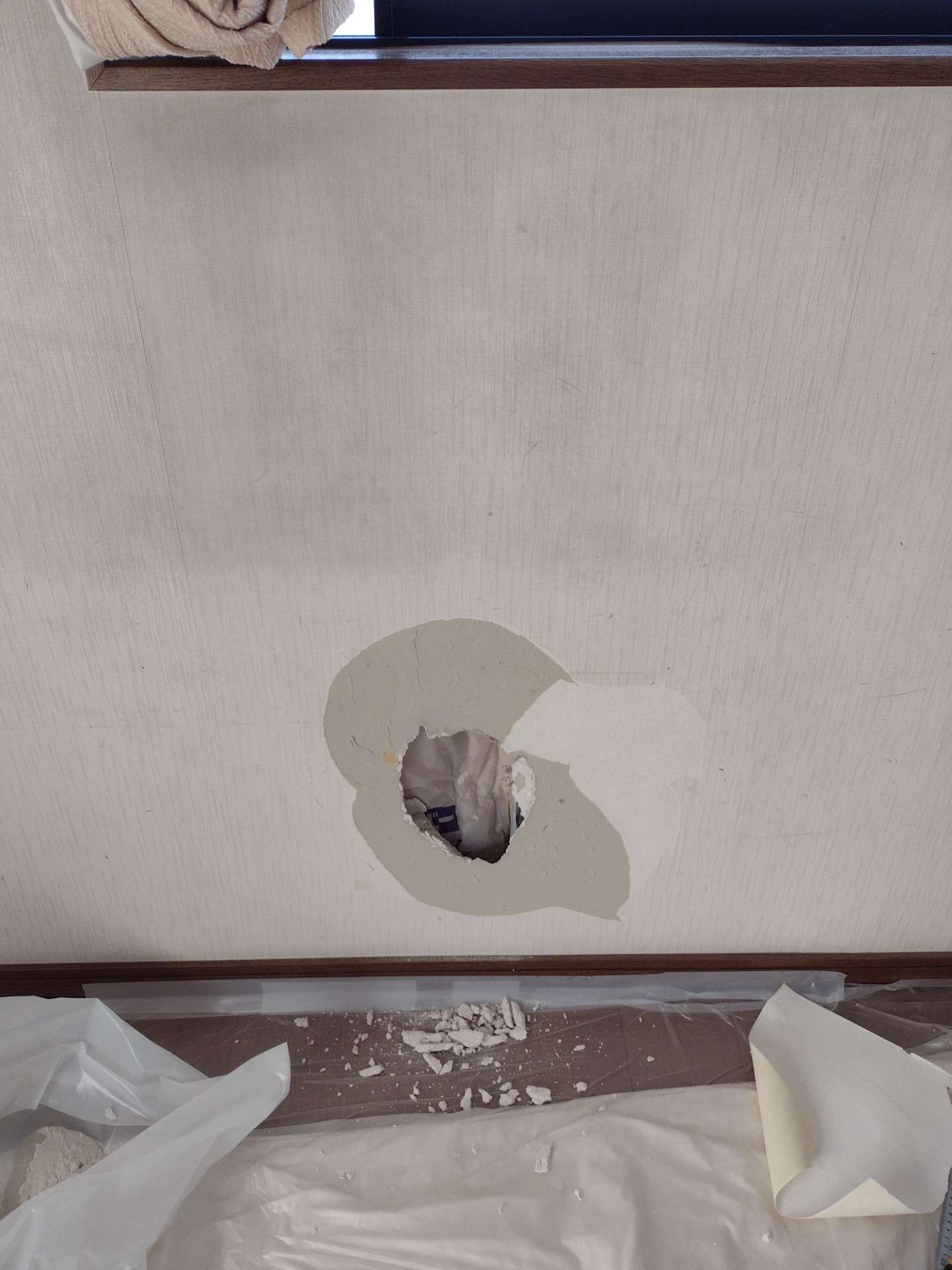 壁に大きな穴がありました